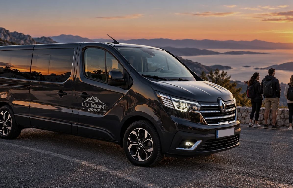 Ekipa uz kombi LU MONT DRIVE na vidikovcu pri zalasku sunca