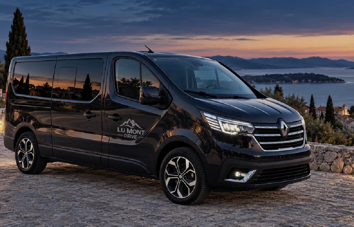 Kombi LU MONT DRIVE na kamenom vidikovcu iznad mora